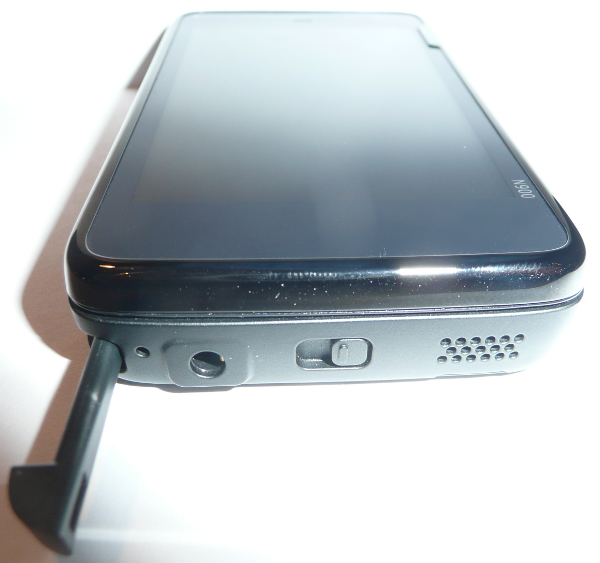 N900 A/V plug, screen lock/unlock buttton, right stereo speaker
